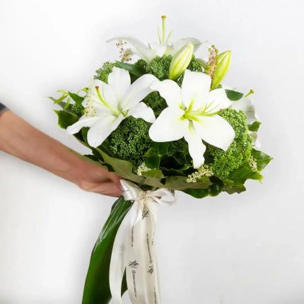 دسته گل لیلیوم سفید با کاغذ سبز